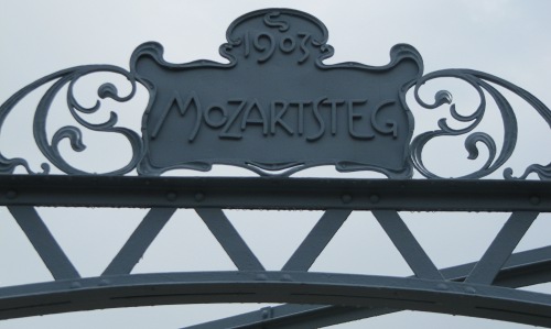Der vor 110 Jahren erbaute Mozartsteg in Salzburg führt unmittelbar von der gleichnamigen O-Bus-Haltestelle zur Robert-Jungk-Bibliothek für Zukunftsfragen