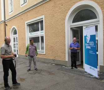 Mausklick vergrößert Bild: Reinhard Sellnow, Doris Härms und Walter Spielmann auf dem Robert-Jungk-Platz vor der JBZ-Bibliothek in Salzburg, August 2012