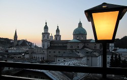 Mausklick vergrößert Bild: Abendlicher Blick vom Stieglkeller auf die Salzburger Altstadt 2012