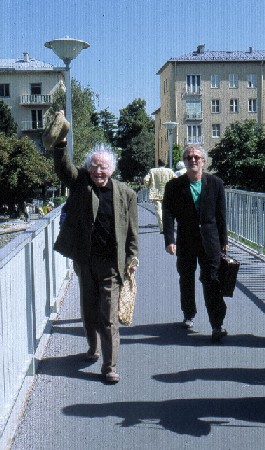 Robert Jungk (links) auf einer Brücke über die Salzach in Salzburg, nicht weit entfernt von der Internationalen Bibliothek für Zukunftsfragen (heute: JBZ Robert-Jungk-Bibliothek für Zukunftsfragen) - (Dank für das Foto an Peter Luckner)